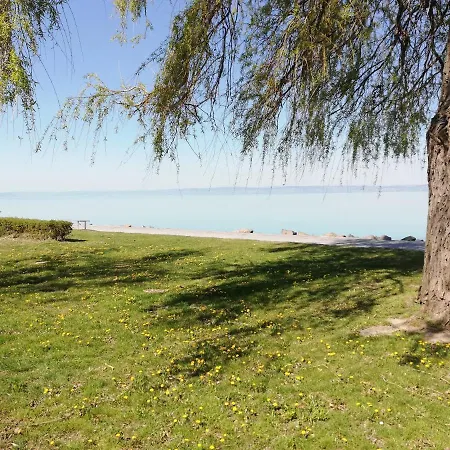 Lake-side In דירה *